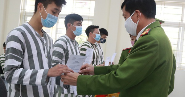 chuy%E1%BB%83n%20giao%20ng%C6%B0%E1%BB%9Di%20%C4%91ang%20ch%E1%BA%A5p%20h%C3%A0nh%20%C3%A1n%20ph%E1%BA%A1t%20t%C3%B9