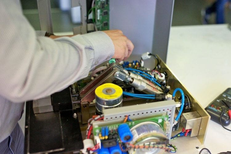 ma-nganh-3313-sua-chua-thiet-bi-dien-tu-va-quang-hoc